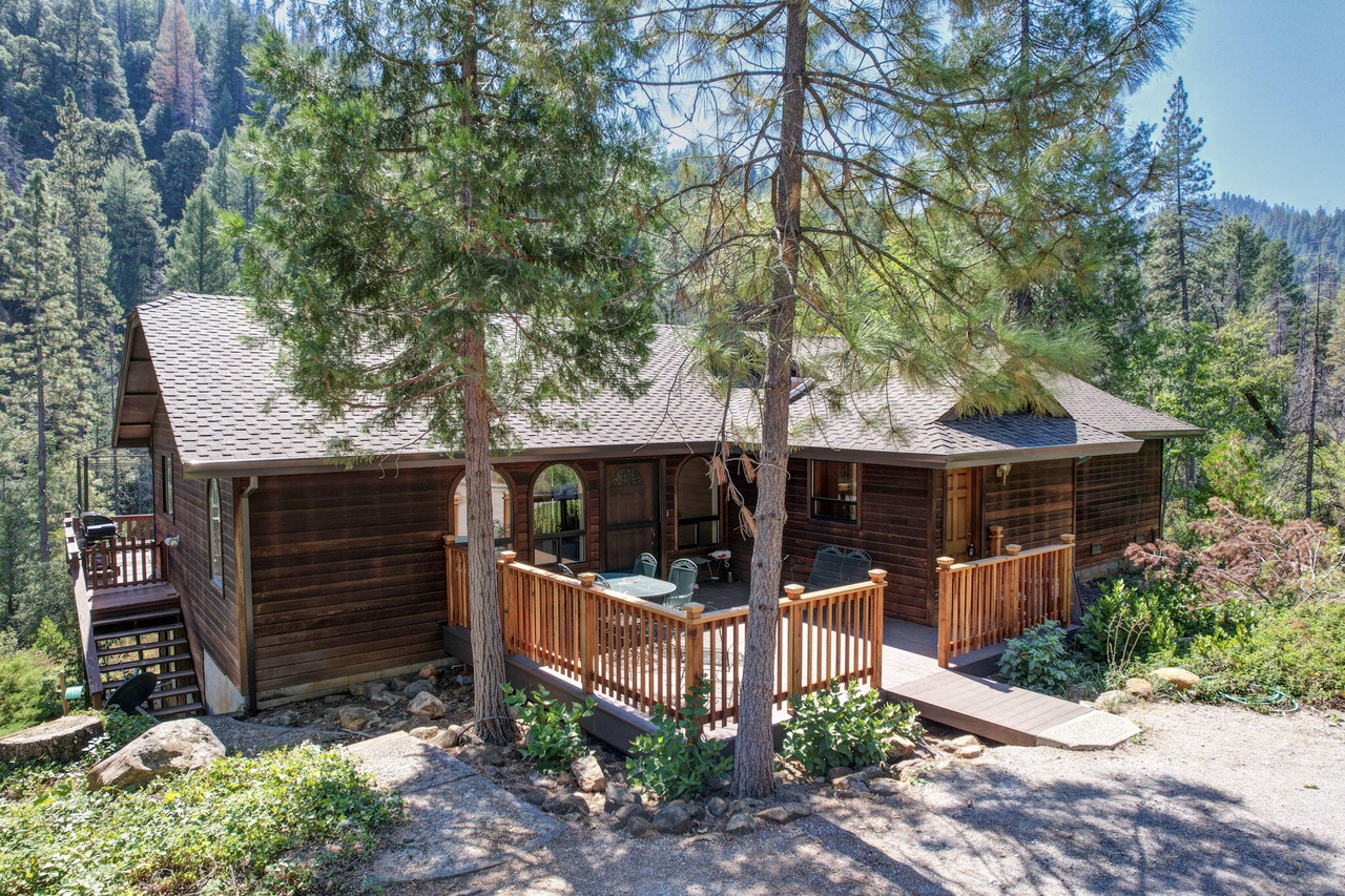 16491 Dog Creek Rd, Lakehead, CA 96051