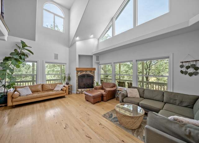 Property at 10738 Green Oaks Ln, Redding, CA 96003, 4 beds, 3 baths
