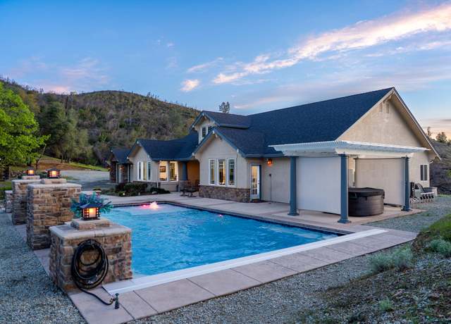 Property at 16281 Valparaiso Way, Redding, CA 96001, 3 beds, 2.5 baths