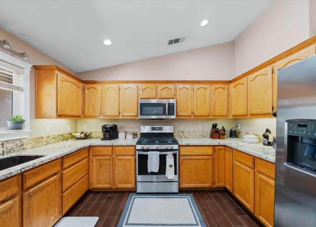 Property at 2903 Newbury Ln, Redding, CA 96002, 3 beds, 2 baths