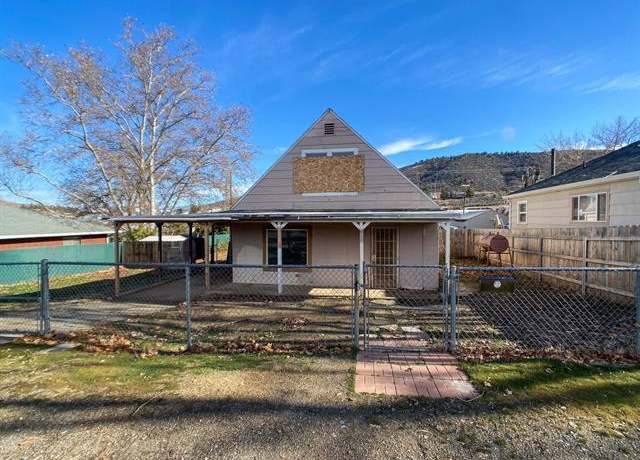 Property at 318 Herzog Blvd, Yreka, CA 96097, 3 beds, 1 bath