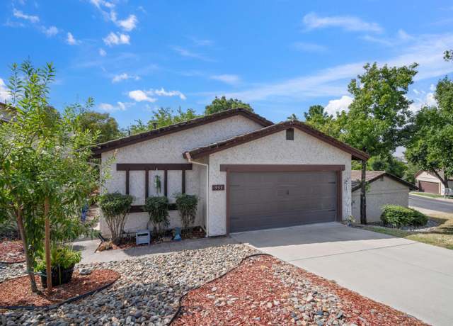 Property at 953 Tanglewood Dr, Redding, CA 96003, 3 beds, 2 baths