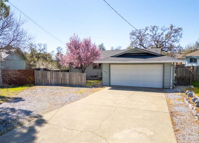 Property at 1085 Riviera Dr, Redding, CA 96001, 3 beds, 2 baths