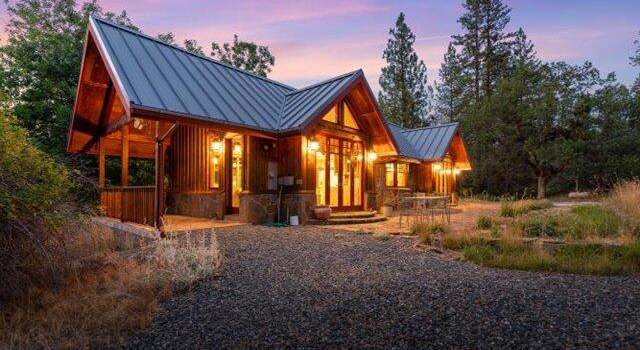 Photo of 125 Old Orchard Rd, Weaverville, CA 96093