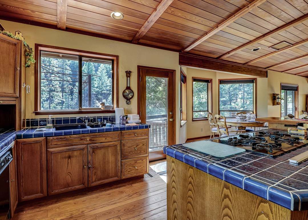16491 Dog Creek Rd, Lakehead, CA 96051