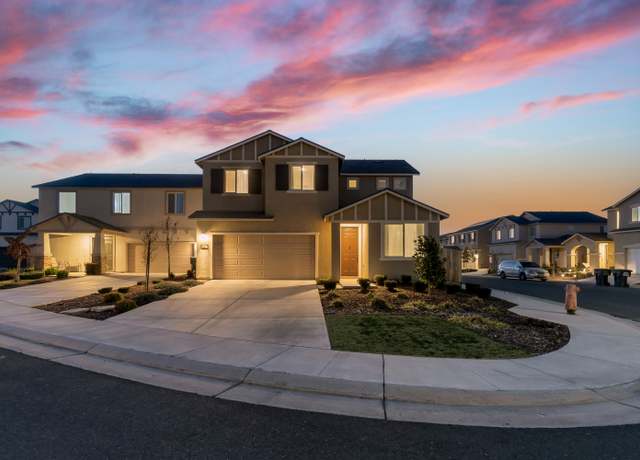 Property at 2207 S Crumal St, Visalia, CA 93292, 3 beds, 2.5 baths