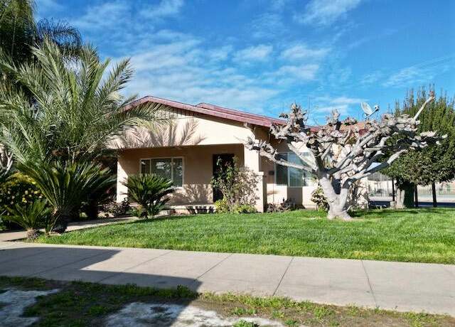 Property at 358 S K St, Dinuba, CA 93618, 3 beds, 2 baths