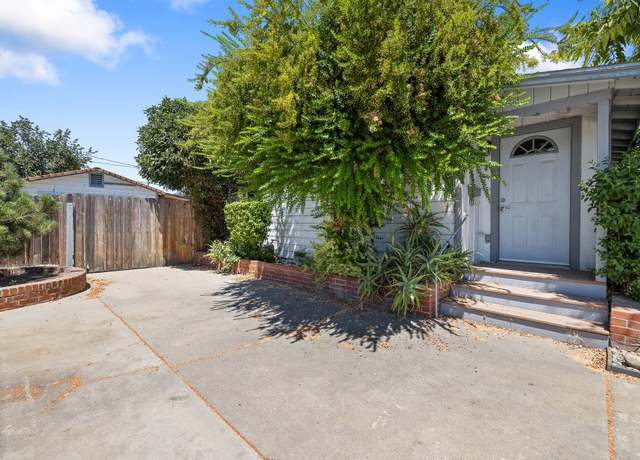 Property at 208 W Paradise Ave, Visalia, CA 93277, 2 beds, 2 baths