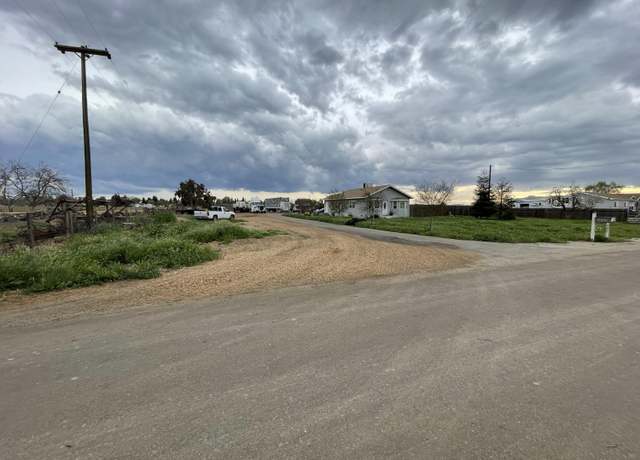 Property at 2053 Zumwalt Ave, Tulare, CA 93274, 3 beds, 2 baths