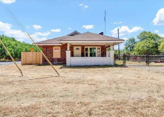 Property at 915 E Tulare Ave, Visalia, CA 93292, 3 beds, 1 bath
