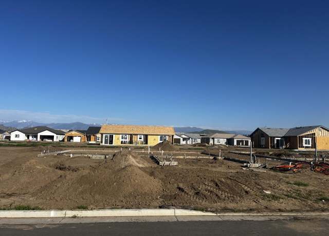 Property at 1172 S Creekside Pl W, Porterville, CA 93257, 5 beds, 3 baths