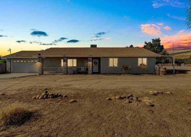 Property at 750 E Mulberry Ave, Porterville, CA 93257, 3 beds, 2.5 baths