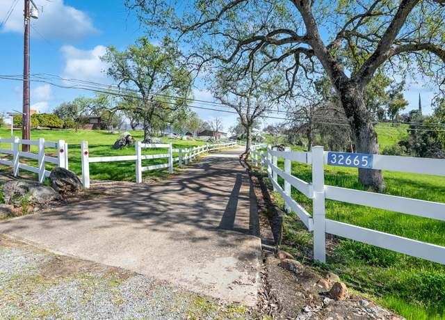Property at 32665 Pleasant Oak Dr, Springville, CA 93265, 3 beds, 2.5 baths