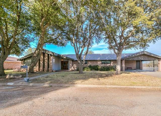 Property at 1000 Lakeside Dr, Ballinger, TX 76821, 4 beds, 3 baths