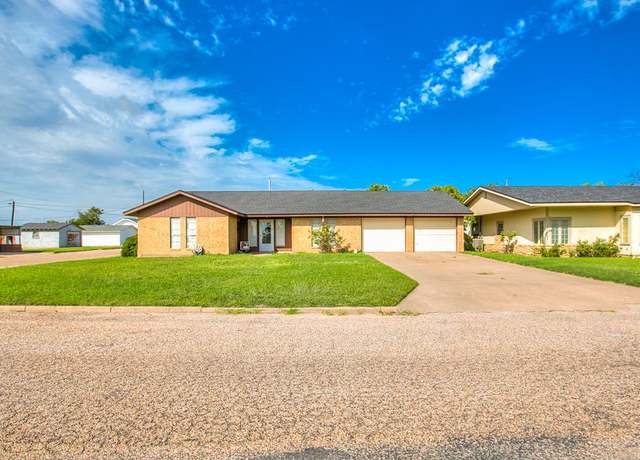 Property at 401 N 3rd St, Ballinger, TX 76821, 3 beds, 2 baths