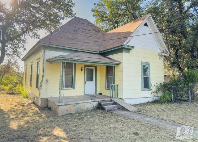 Property at 901 S Walnut St, Brady, TX 76825, 3 beds, 2 baths