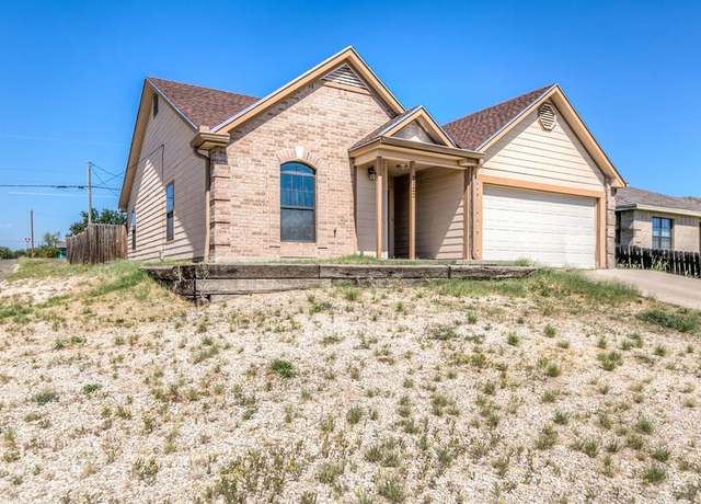 Property at 2122 Woodlawn Dr, San Angelo, TX 76901, 3 beds, 2 baths