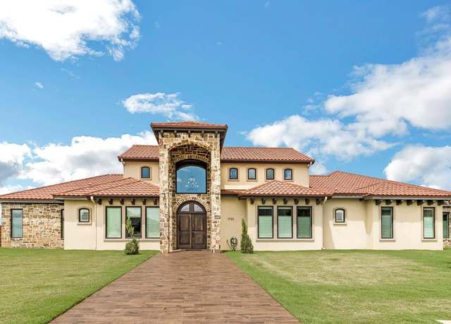 Property at 1733 Overhill Dr, San Angelo, TX 76904, 5 beds, 4 baths