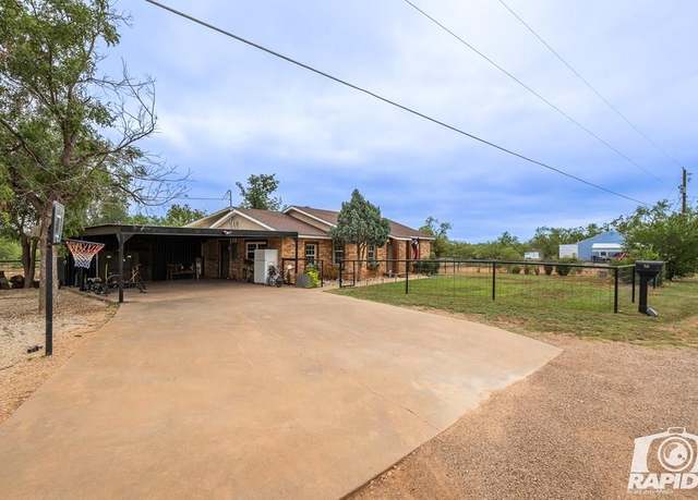 Property at 715 E Main St, Bronte, TX 76933, 3 beds, 2 baths