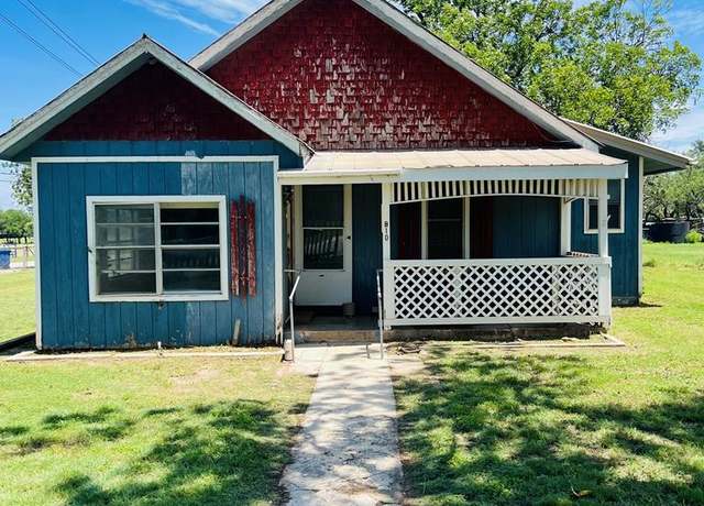 Property at 810 N 11th St, Junction, TX 76849, 3 beds, 1.5 baths