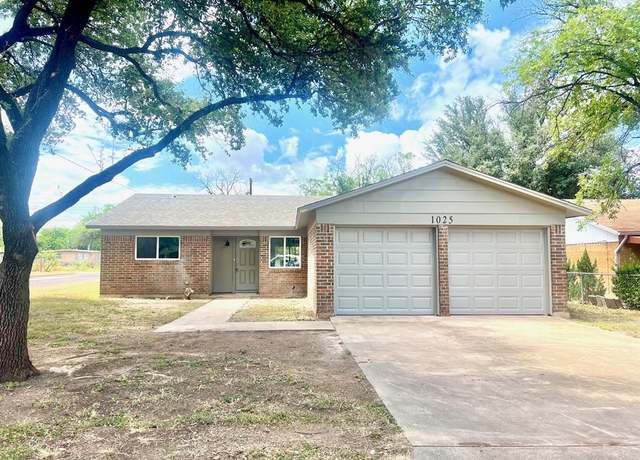 Property at 1025 Woodruff St, San Angelo, TX 76905, 4 beds, 2 baths