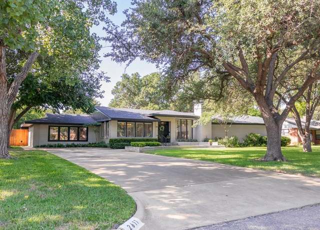 Property at 2611 Live Oak St, San Angelo, TX 76901, 4 beds, 3.5 baths