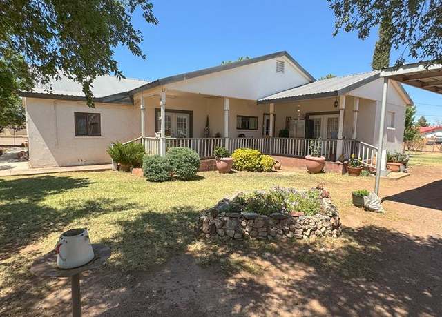Property at 607 W 2nd St, Van Horn, TX 79855, 5 beds, 2 baths