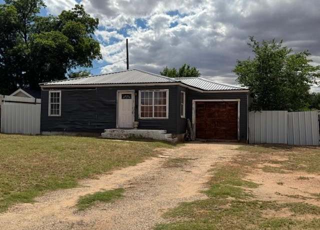 Property at 207 NW 3rd, Seminole, TX 79360, 2 beds, 1 bath
