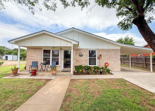 Property at 321 SW Ave I, Seminole, TX 79360, 3 beds, 2 baths