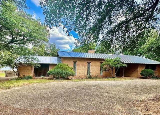 Property at 1021 E 17th St, Colorado City, TX 79512, 4 beds, 3 baths