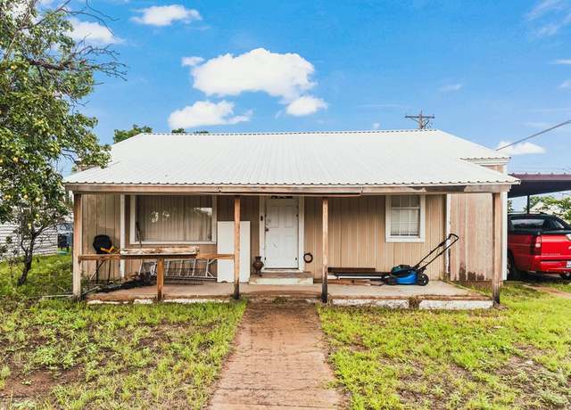 Property at 111 SW 11th St, Seminole, TX 79360, 3 beds, 2 baths