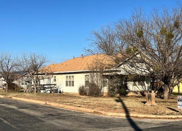 Property at 2711 Ave V, Snyder, TX 79549, 3 beds, 2 baths