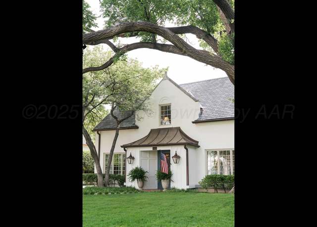 Property at 3003 S Hughes St, Amarillo, TX 79109, 5 beds, 5.5 baths