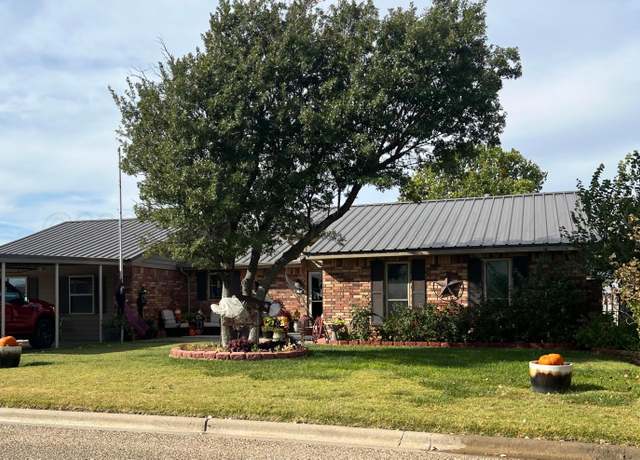 Property at 502 S Evergreen St, Booker, TX 79005, 3 beds, 2 baths