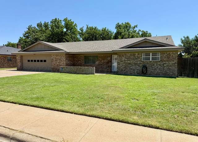 Property at 301 Phillips Dr, Dumas, TX 79029, 3 beds, 2.5 baths