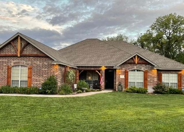 Property at 121 Wildwood Ln, Canyon, TX 79015, 4 beds, 2.5 baths