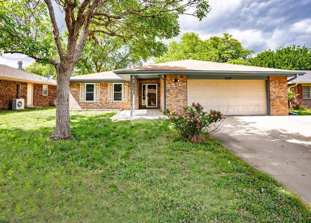 Property at 2607 15th Ave, Canyon, TX 79015, 4 beds, 3 baths