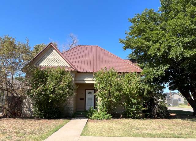 Property at 500 Avenue C NW, Childress, TX 79201, 3 beds, 2 baths
