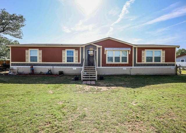 Property at 320 S Davis Ave, Stinnett, TX 79083, 5 beds, 2 baths
