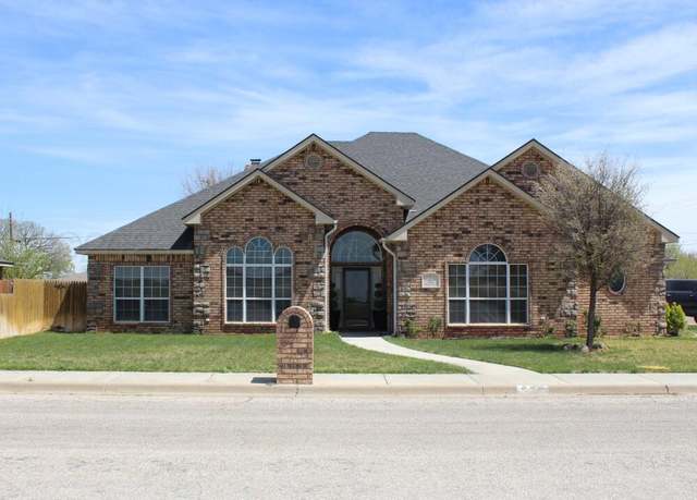 Property at 300 Ironwood St, Hereford, TX 79045, 3 beds, 2 baths