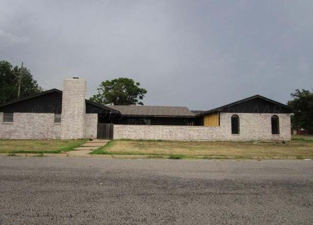 Property at 1701 Evergreen St, Pampa, TX 79065, 3 beds, 2 baths