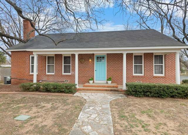 Property at 901 N Llano St, Fredericksburg, TX 78624, 5 beds, 4 baths