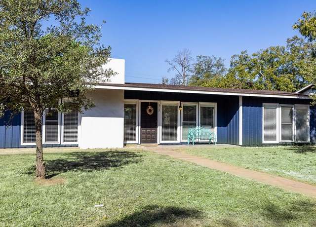 Property at 512 Lone Oak Ln, Fredericksburg, TX 78624, 3 beds, 2 baths