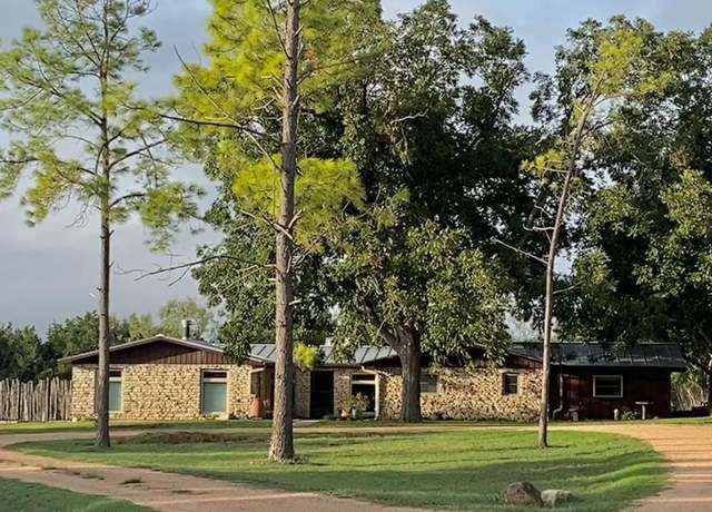 Property at 27 Docs Ln, Fredericksburg, TX 78624, 4 beds, 2 baths