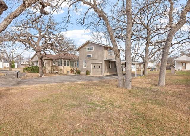 Property at 707 N Milam St, Fredericksburg, TX 78624, 4 beds, 3.5 baths