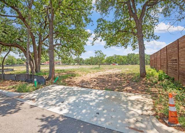 Property at 1009 W Travis St, Fredericksburg, TX 78624