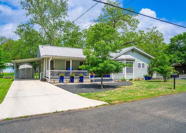 Property at 808 N Crockett St, Fredericksburg, TX 78624, 2 beds, 1 bath