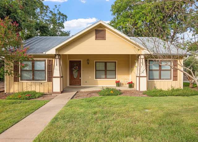 Property at 411 W College St, Fredericksburg, TX 78624, 2 beds, 1 bath