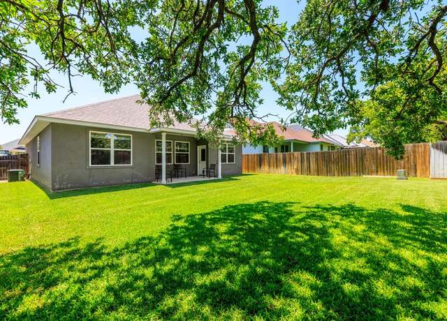 Property at 208 Winston Dr, Fredericksburg, TX 78624, 3 beds, 2 baths