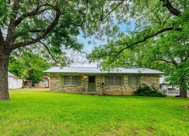 Property at 704 W San Antonio St, Fredericksburg, TX 78624, 3 beds, 2 baths